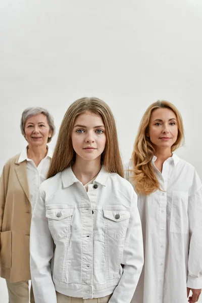 Europese familie van drie vrouwen op zoek naar camera — Stockfoto