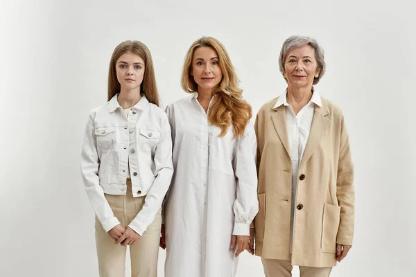 Vista frontal de la familia de tres generaciones femeninas — Foto de Stock