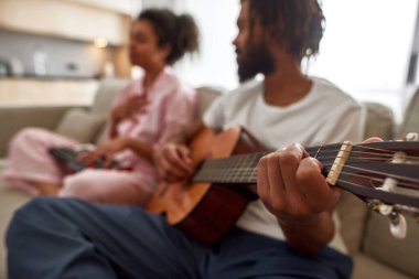 Siyahi çiftin bulanıklığı enstrümanlarla oynuyor