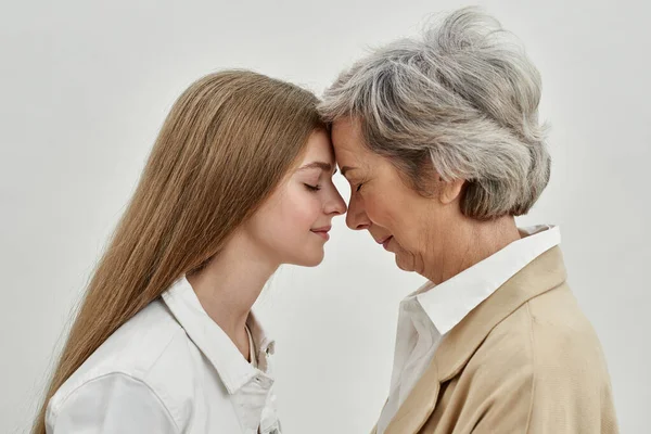 Profilo di nipote felice e donna anziana — Foto Stock