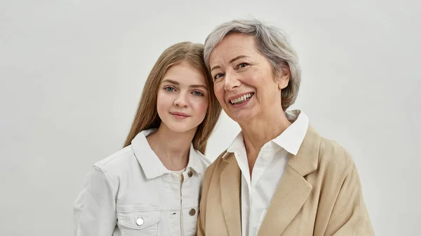 Tinédzser lány és idős nagymama fej fej mellett — Stock Fotó