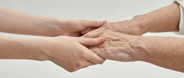 Бабушка и девушка держатся за руки — стоковое фото