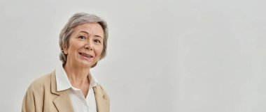 Kameraya bakan kıdemli beyaz kadın.