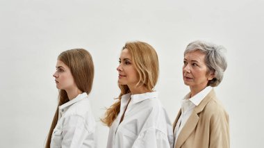 Üç kadın neslin yan görünüşü.