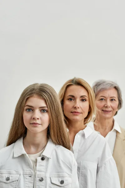 Reihe lächelnder drei Frauen, die in die Kamera schauen — Stockfoto