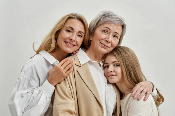 Feliz familia caucásica de tres hembras abrazándose — Foto de Stock