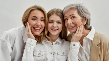 Memnun Avrupalı üç kadın kameraya bakıyor