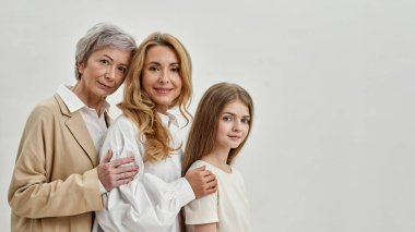 Stüdyoda beyaz arka plandaki kadınların yan görüntüsü