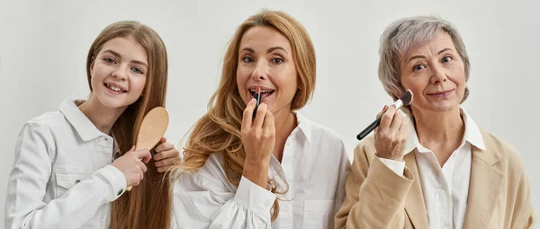 Blanke familie van vrouwen doen schoonheidsbehandelingen — Stockfoto