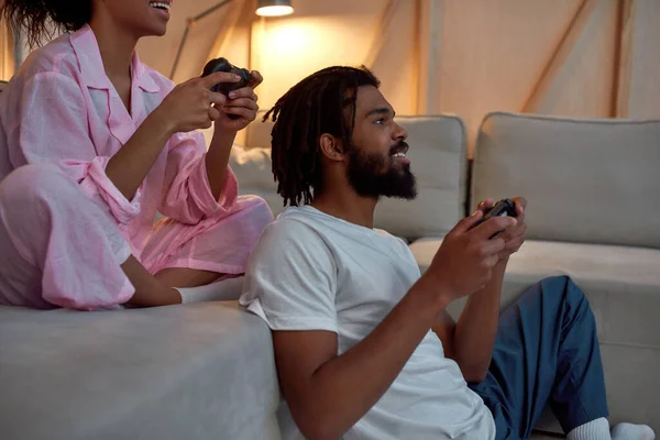 Mosolygó fekete pár játszik videojáték otthon — Stock Fotó