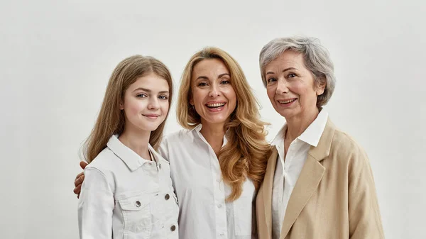 Glimlachende europese familie van drie vrouwen knuffelen — Stockfoto