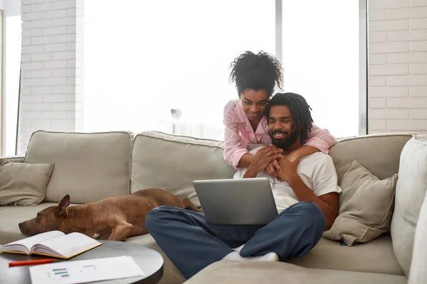 Donna abbracciare ragazzo e guardare sul computer portatile con lui — Foto Stock