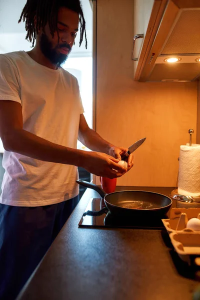 Férfi törés tojást serpenyőben főzés omlett — Stock Fotó