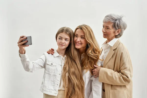 Family of females taking selfie on smartphone — Stock Photo, Image