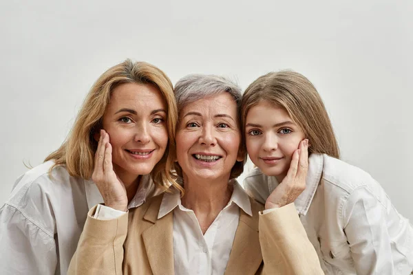 Bella caucasico tre femmine guardare la fotocamera — Foto Stock