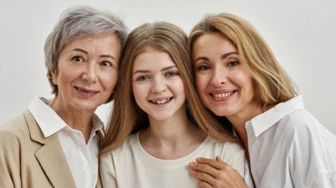 Kafkas kadınlarının mutlu portresi kameraya bak.