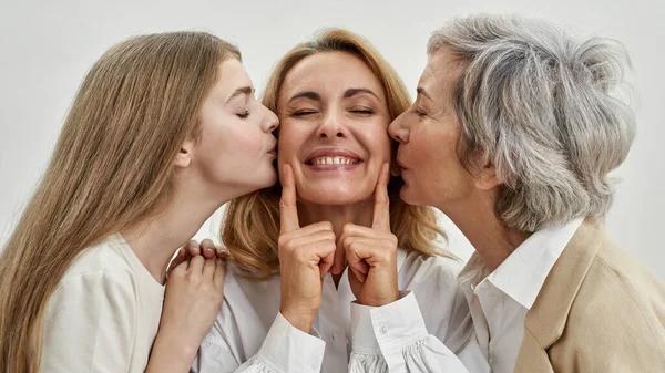 Adolescente chica y senior mujer beso adulto mujer — Foto de Stock