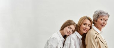 Üç dişiden oluşan beyaz bir ailenin arkasına.