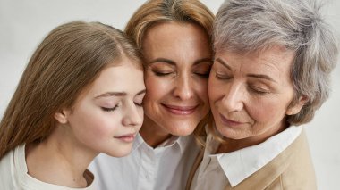 Kapalı gözlü, hayalperest kadınlara yakın.