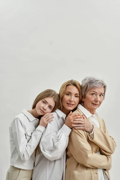 Back to back of caucasian family look at camera — Stock Photo, Image