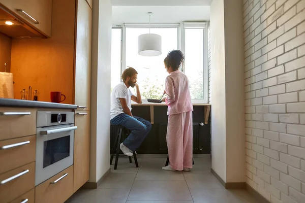 Femme prendre plat de la casserole qui a mis dans l'assiette de garçon — Photo