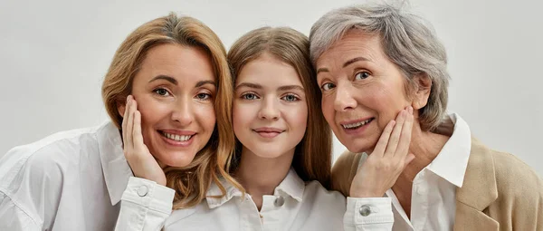 Glimlachende blanke drie vrouwen kijken naar de camera — Stockfoto