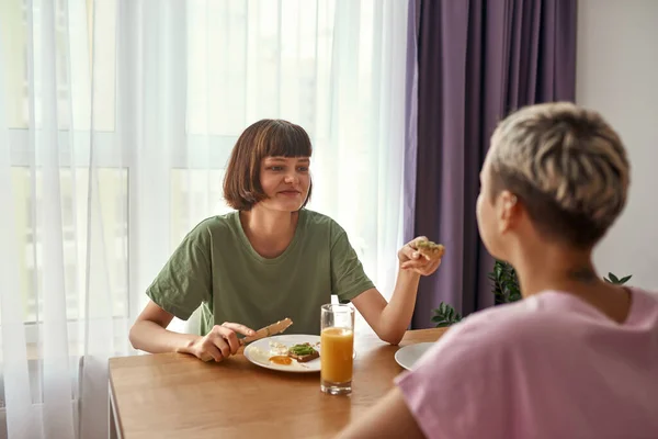 Chica alimentación novia mientras el desayuno en casa — Foto de Stock