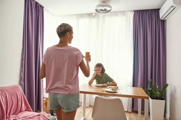 欧洲女同性恋者在家里吃早餐 — 图库照片
