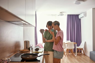 Lezbiyen kızlar kahvaltıdan önce çay içerler.