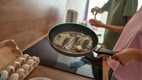 Cropped of girls cooking breakfast at home kitchen — Fotografia de Stock