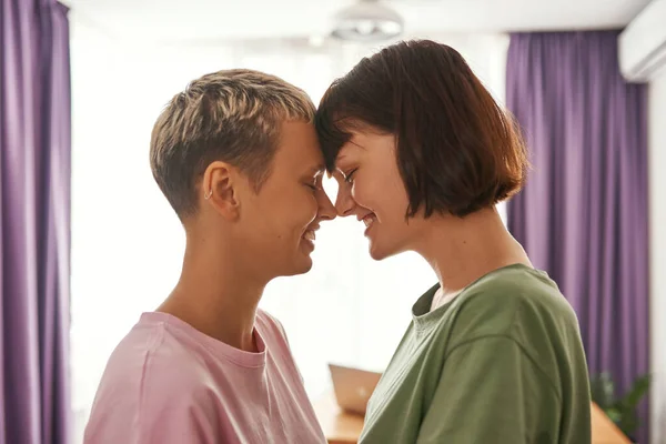 레즈비언들이 서로 얼굴을 맞대고 접촉하는 모습 — 스톡 사진