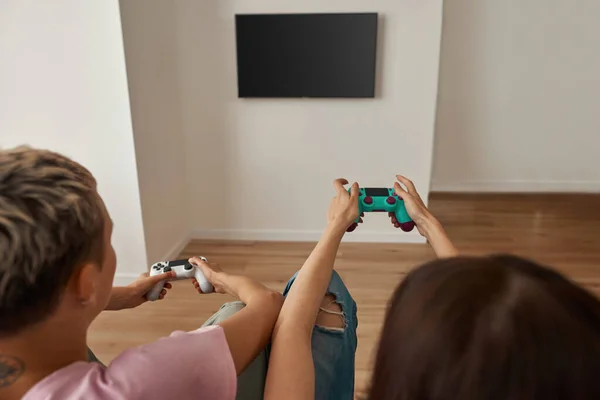 Imagen parcial de chicas lesbianas jugando videojuegos —  Fotos de Stock