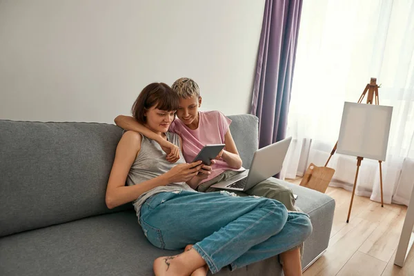 Mosolygó leszbikus lányok néz digitális tabletta — Stock Fotó