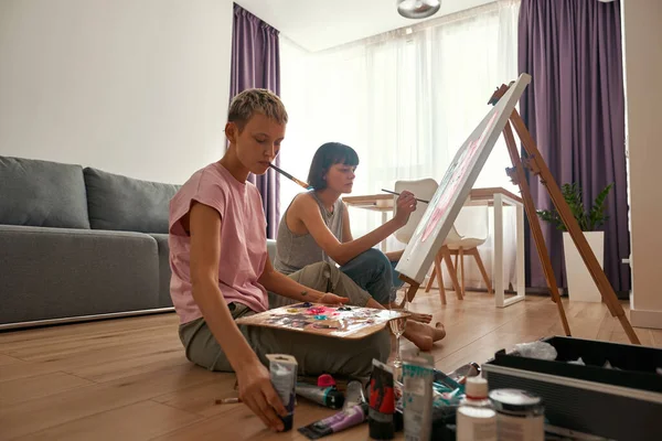 Young lesbian girls paint picture of mouse faces — Fotografia de Stock