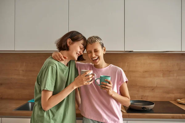 Lesbianas tomando té y disfrutando del tiempo juntos —  Fotos de Stock