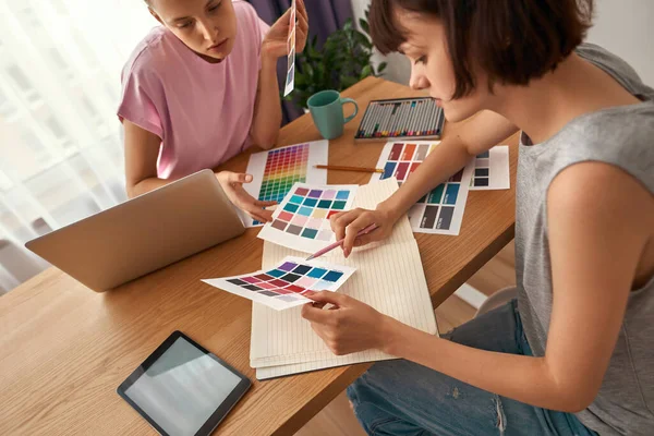 Samice návrhářky vybrat barvu v barevné paletě — Stock fotografie