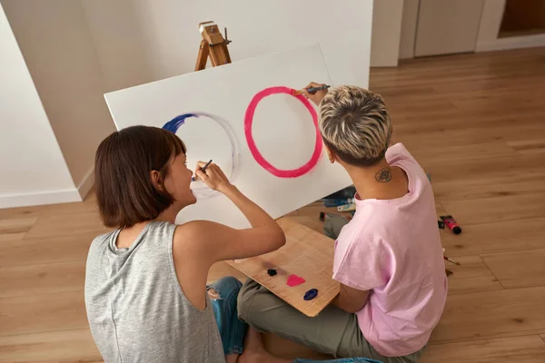 Bakåt bild av unga flickor målning cirklar hemma — Stockfoto