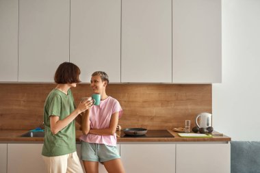 Lezbiyen kızlar evde çay ya da kahve içerler.