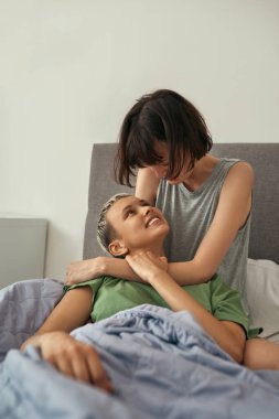 Genç lezbiyenler sabahları yatakta dinleniyorlar.