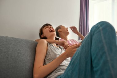 Lezbiyenler dijital tabletten izledikten sonra gülüyorlar