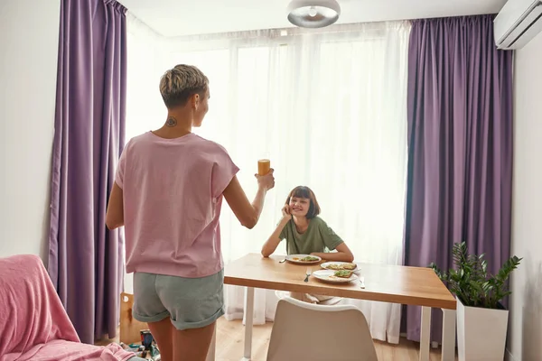 Lesbianas caucásicas chicas desayunando en casa — Foto de Stock
