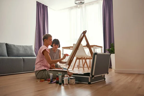 Lezbiyen Avrupalı kızlar evde resim çiziyorlar — Stok fotoğraf