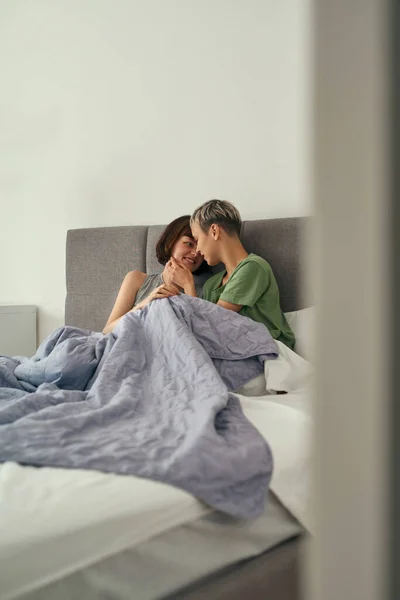 Lesbisches Paar liegt zu Hause gemeinsam im Bett — Stockfoto