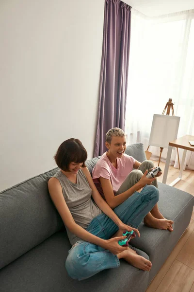 Young smiling lesbian girls playing video game — Fotografia de Stock