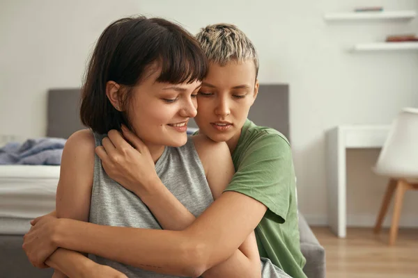 Lesbian Ευρωπαϊκό ζευγάρι ανάπαυσης και αγκαλιά στο σπίτι — Φωτογραφία Αρχείου