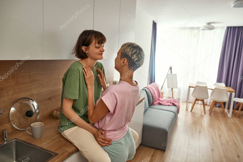 Mashinada eng chiroyli jinsiy aloqa Jinsiy aloqa haqida porno onlayn guruh film