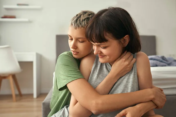 Νεαρό λεσβιακό ζευγάρι ξεκουράζεται και αγκαλιάζεται στο σπίτι — Φωτογραφία Αρχείου