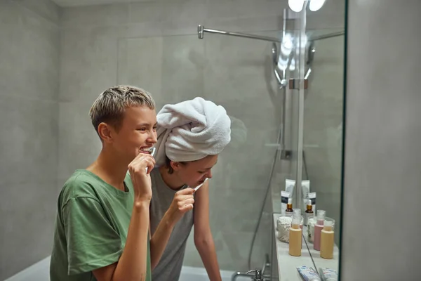 Lesbianas caucásicas niñas cepillarse los dientes en el baño — Foto de Stock