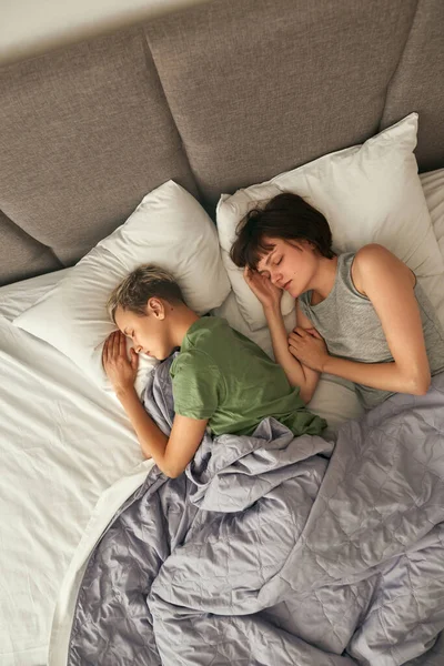 Top uitzicht van lesbisch paar slapen op bed thuis — Stockfoto
