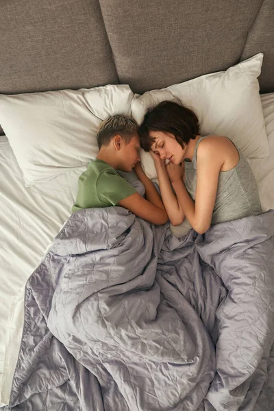 Vista superior de la joven pareja lesbiana durmiendo en la cama — Foto de Stock